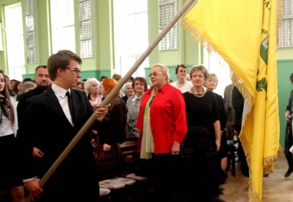 DALP 5. vidusskolā iesvēta skolas karogu un atklāj vēstures muzeju