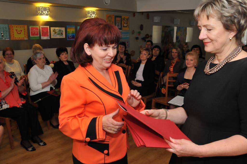 (papildināta) FOTO: Liepājā sveic ilggadējās bērnudārzu darbinieces