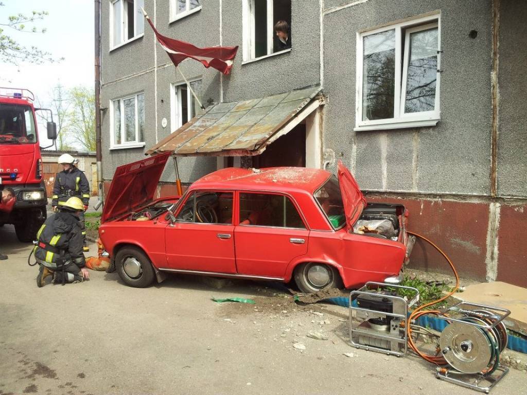 Ugunsdzēsējiem brīvdienās daudz izbraukumu; žigulis ietriecas ēkā (foto)