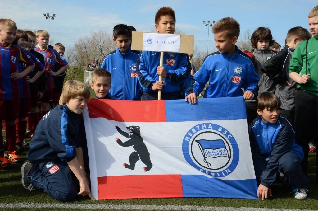 FOTO, VIDEO: Liepājā atklāj starptautisko futbola turnīru "Spring Cup 2012"