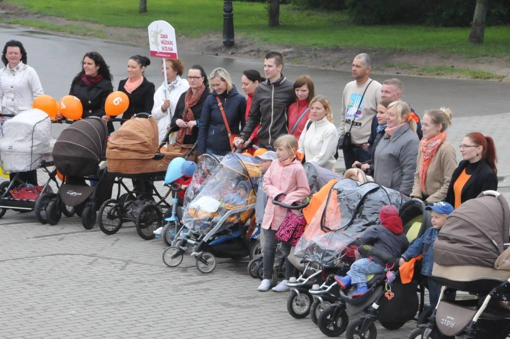 FOTO: Par bērniem un ģimenēm draudzīgu Latviju