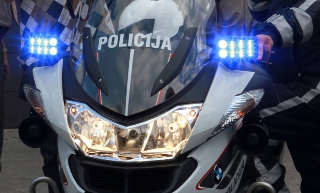 Darbu uz Latvijas ceļiem sākuši 38 policijas motocikli