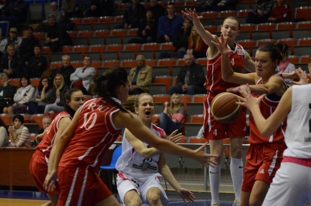 FOTO: "Liepājas papīra" basketbolistēm neizdodas izlīdzināt rezultātu cīņā par bronzas medaļām