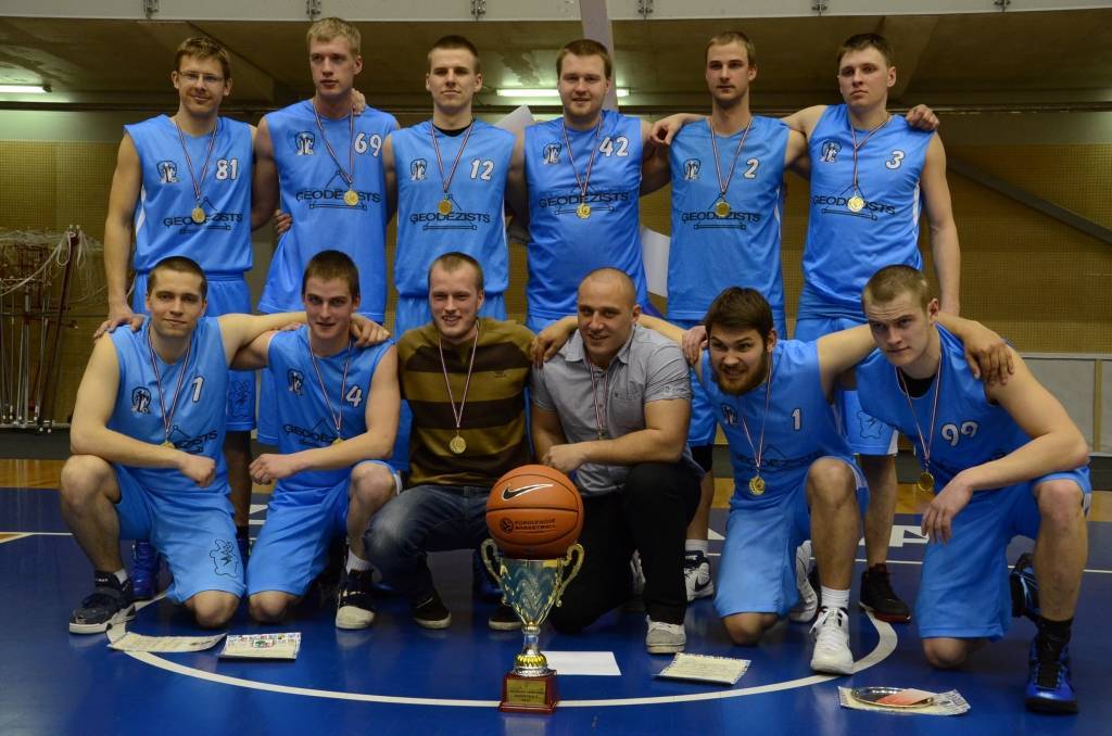FOTO: "Ģeodēzists.LV" kļūst par Liepājas čempionu basketbolā