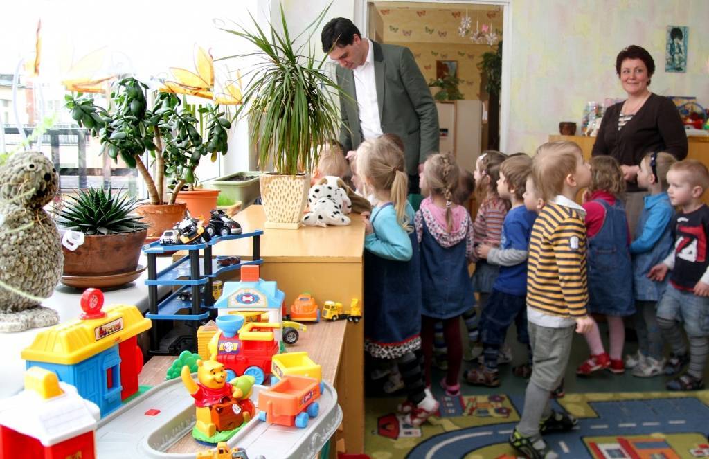 Mazie liepājnieki audzē puķu stādiņus