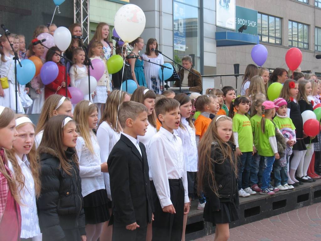 Liepājā bērni dziedās kopā ar Māru Upmani – Holšteinu no "Astro'n'out"