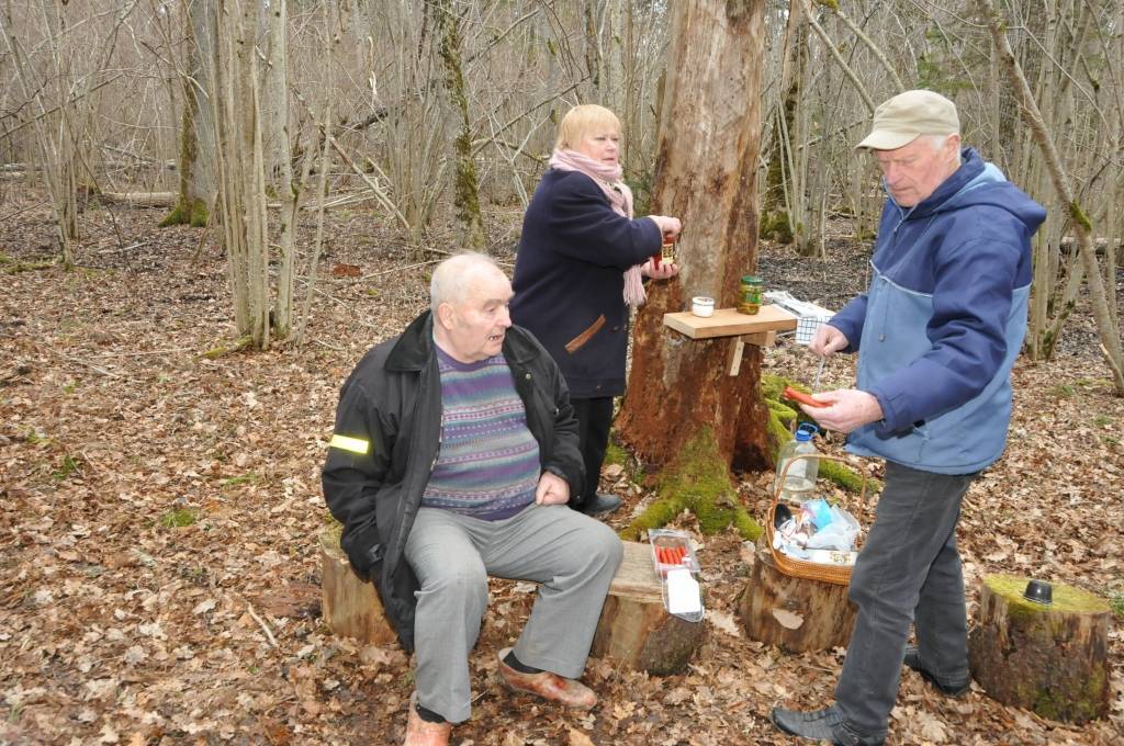 Dunalkas pagasta entuziastu grupa izveido meža takas