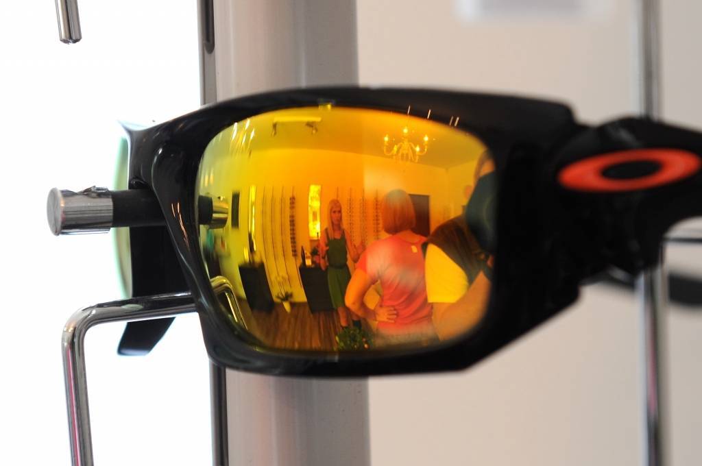 No bērna kājas zem optikas veikala letes