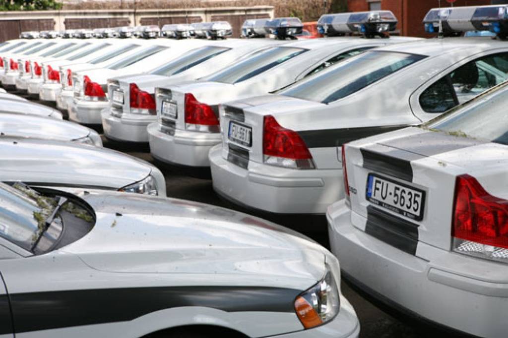 ''De facto'': Valsts policija par automobiļiem samaksā dubultā