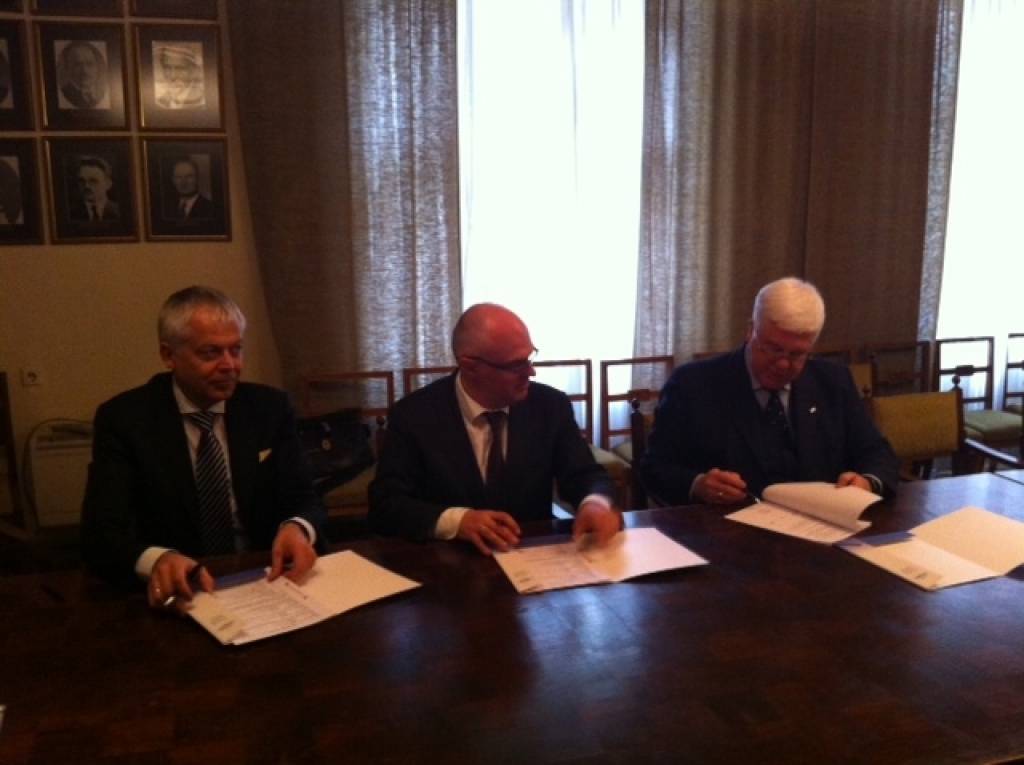 Paraksta trīspusējo līgumu par Latvijas III Olimpiādes organizēšanu Liepājā