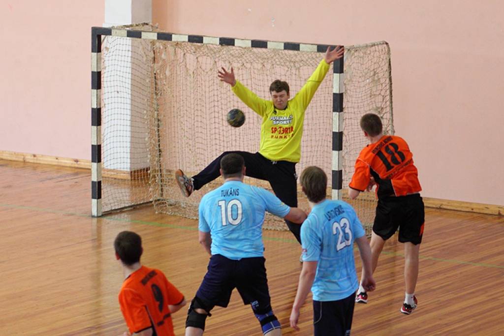 FOTO: "Vaiņode" ceturtdaļfināla pirmajā spēlē zaudē "Jūrmalas sportam"