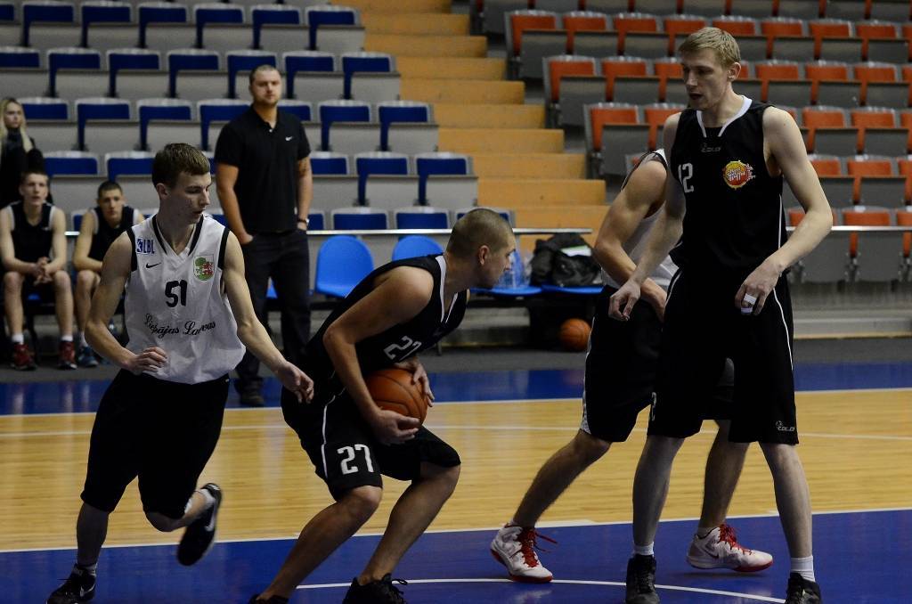 FOTO: "Red Sun Buffet" un "Ģeodēzists.LV" uzvar Liepājas basketbola čempionāta pirmajā pusfināla spēlē