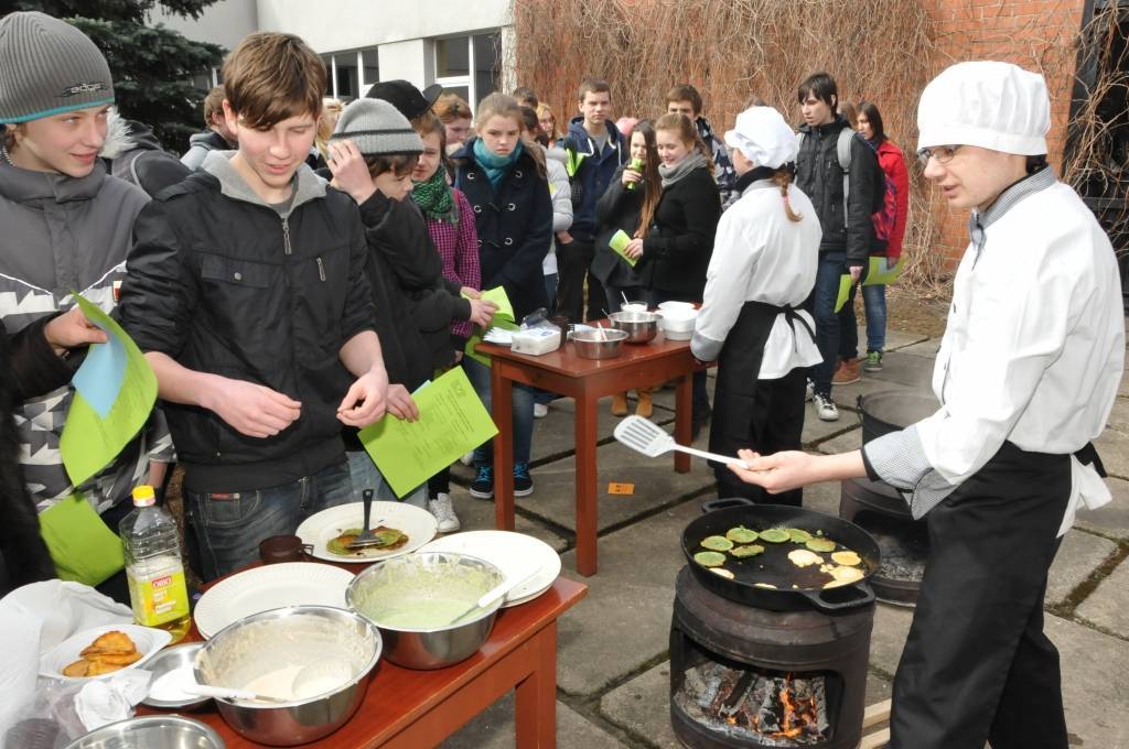 FOTO: Jaunieši uzzina par profesiju specifiku