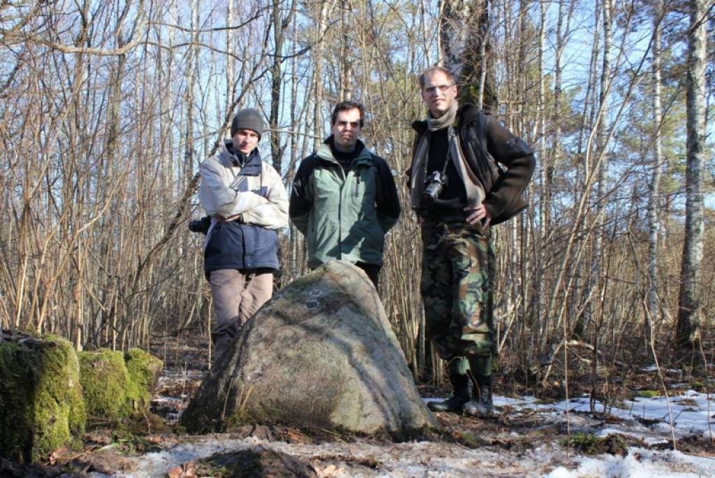 Cīravas apkaimē atrasts akmens ar bronzas laikmeta liecībām