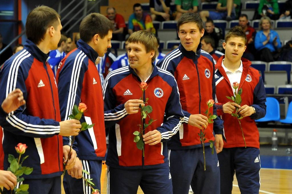 (papildināta) FOTO, VIDEO: "Liepājas metalurga" futbolisti tiekas ar līdzjutējiem un spēlē basketbolu