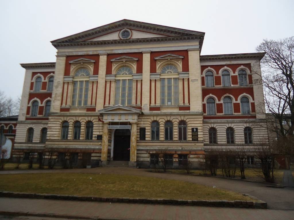 Liepājas Universitātes ēkā atrasti, iespējams, Krievijas cara Nikolaja II krūšutēla fragmenti