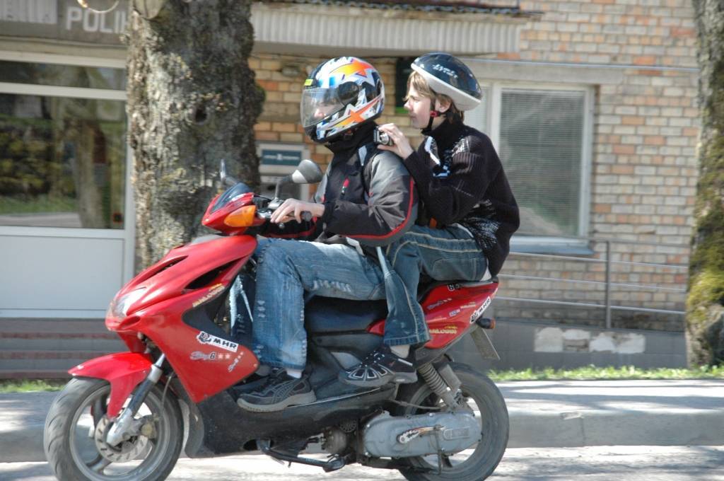 Mopēdu vadītājiem plāno piemērot bargākus sodus