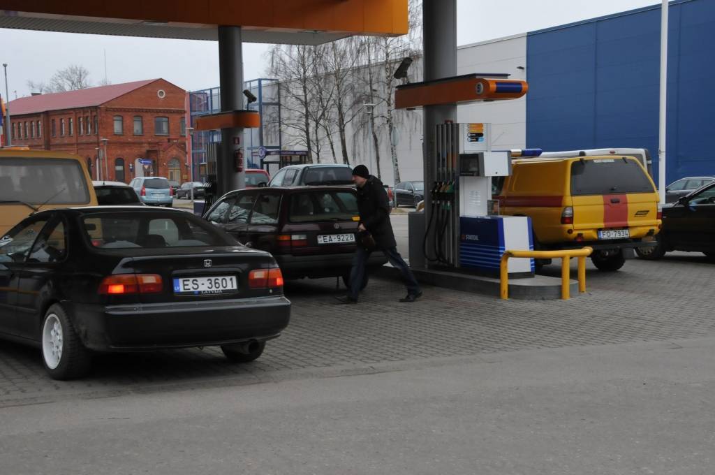 Degvielas cenas rekordi krīt 