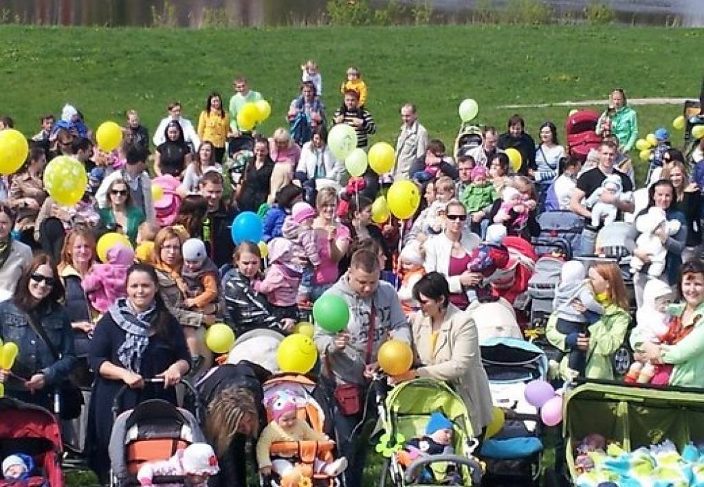 Svētdien Latvijas māmiņas un tēti aicināti iziet "Lielajā Ratu pastaigā"
