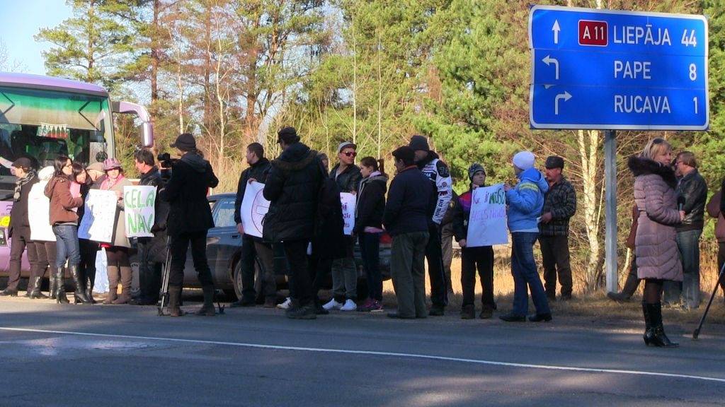 Rucavas dome organizē parakstu vākšanu par ceļa posma Nīca-Lietuvas robeža sakārtošanu