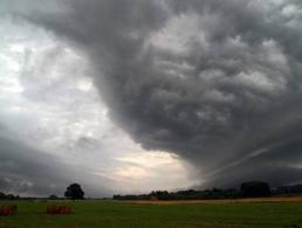 Brīdina par šodien gaidāmo spēcīgu negaisu