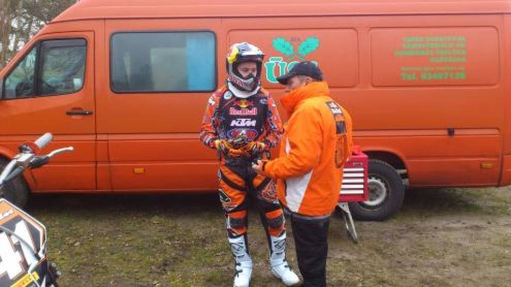 Pauls Jonass sezonai gatavojas pie motosporta leģendas Harija Everta