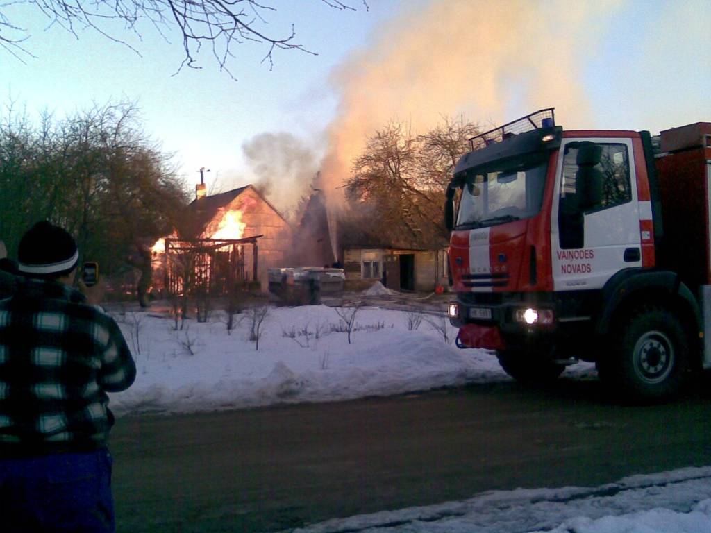 (Papildināts ar foto) Vaiņodē deg dzīvojamā māja