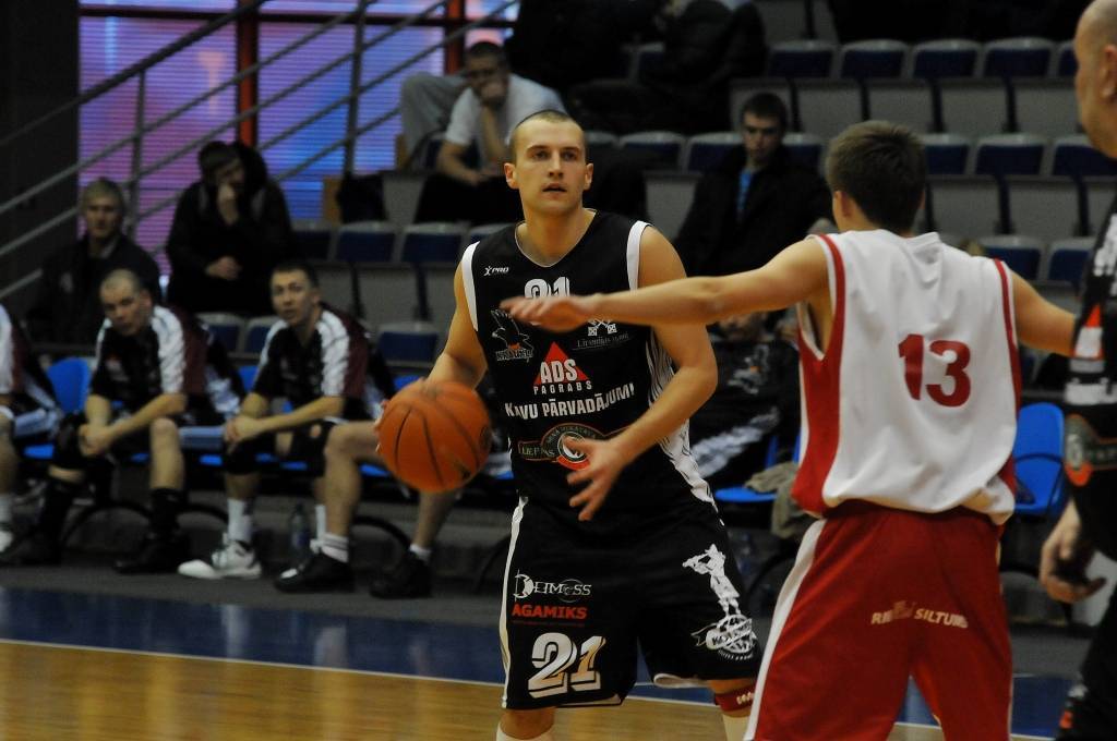 FOTO: Liepājas pilsētas basketbola čempionātā vīriešiem sestdienas rezultāti