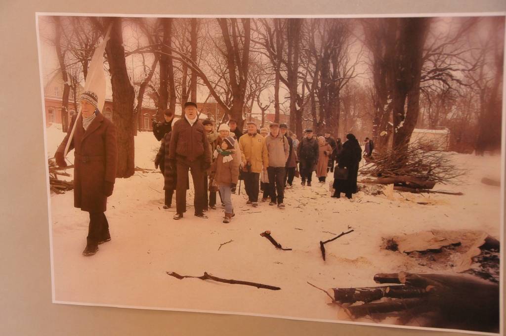 FOTO: "Optimistu pulks" atklāj izstādi