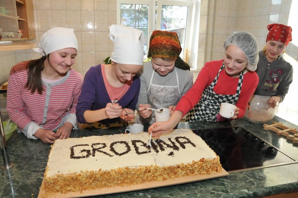 FOTO: Gatavo Grobiņas svētku kūku