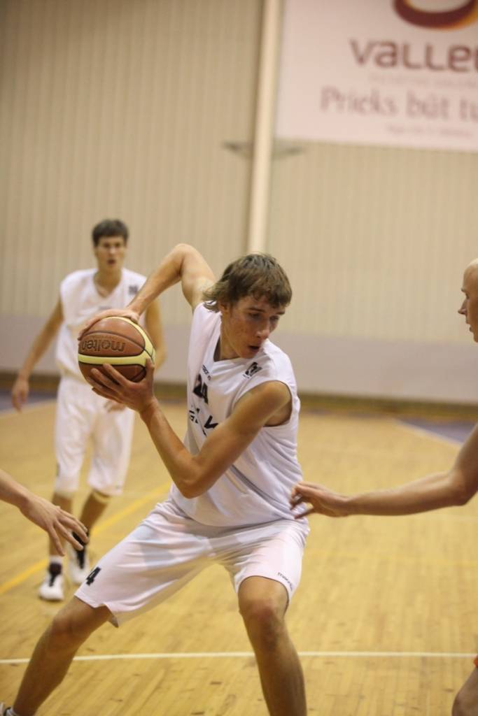 "Liepājas Lauvas" papildina garākais latviešu basketbolists Pastušeņa