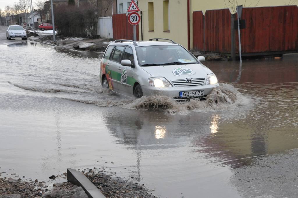 Liepājā applūdušajās teritorijās situācija uzlabojusies