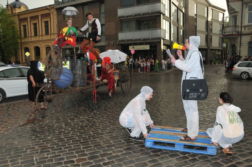 FOTO: "Pilsētā ienāk mežs"