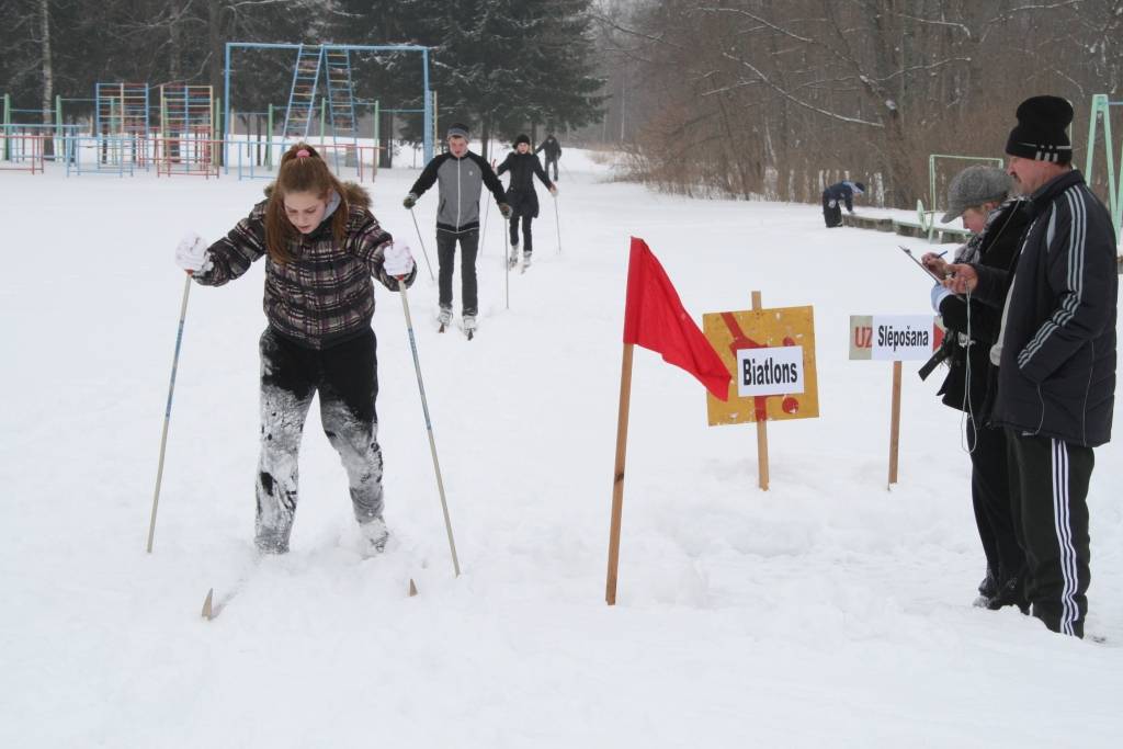 FOTO: Cīravnieki Sniega dienā bauda ziemas priekus