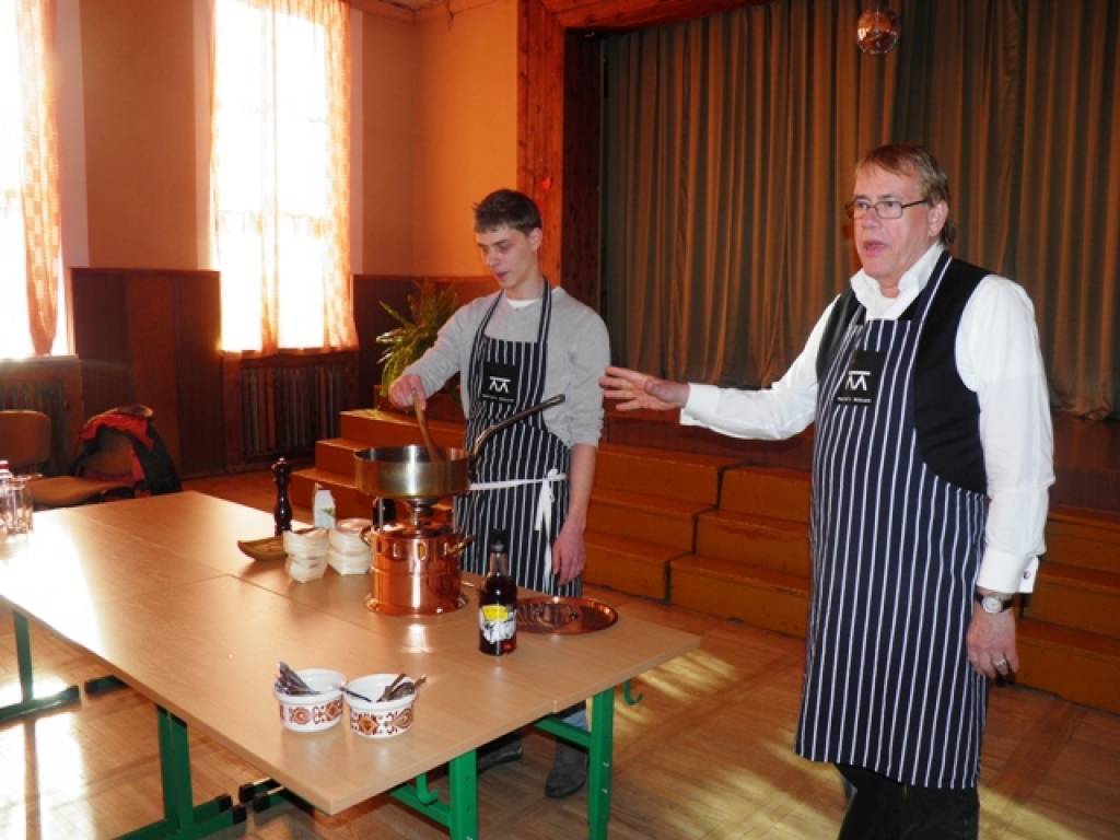 Mārtiņš Rītiņš Nīcas vidusskolā gatavo gliemežus