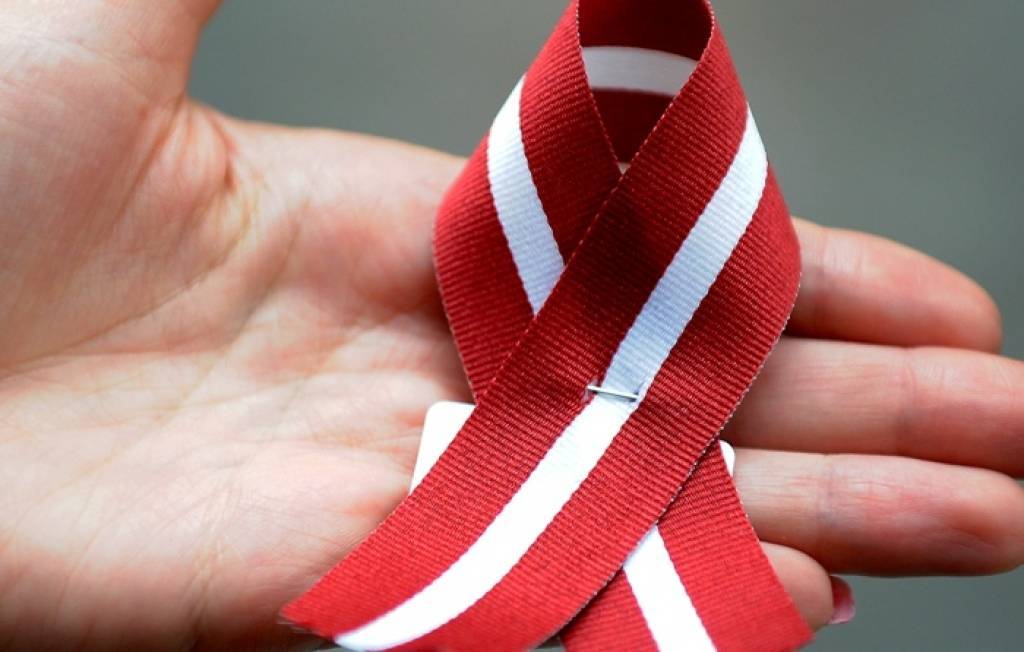 Aicina piespraust lentītes Latvijas karoga krāsās