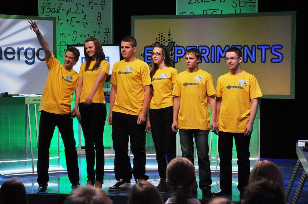 Konkursā "eXperiments" erudīcijā mērojas 194 skolēnu komandas