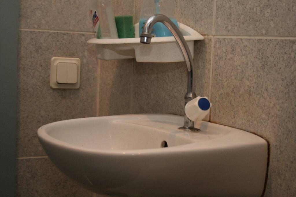 Rakstniece septīto dienu sēž virtuvē uz grīdas un sildās