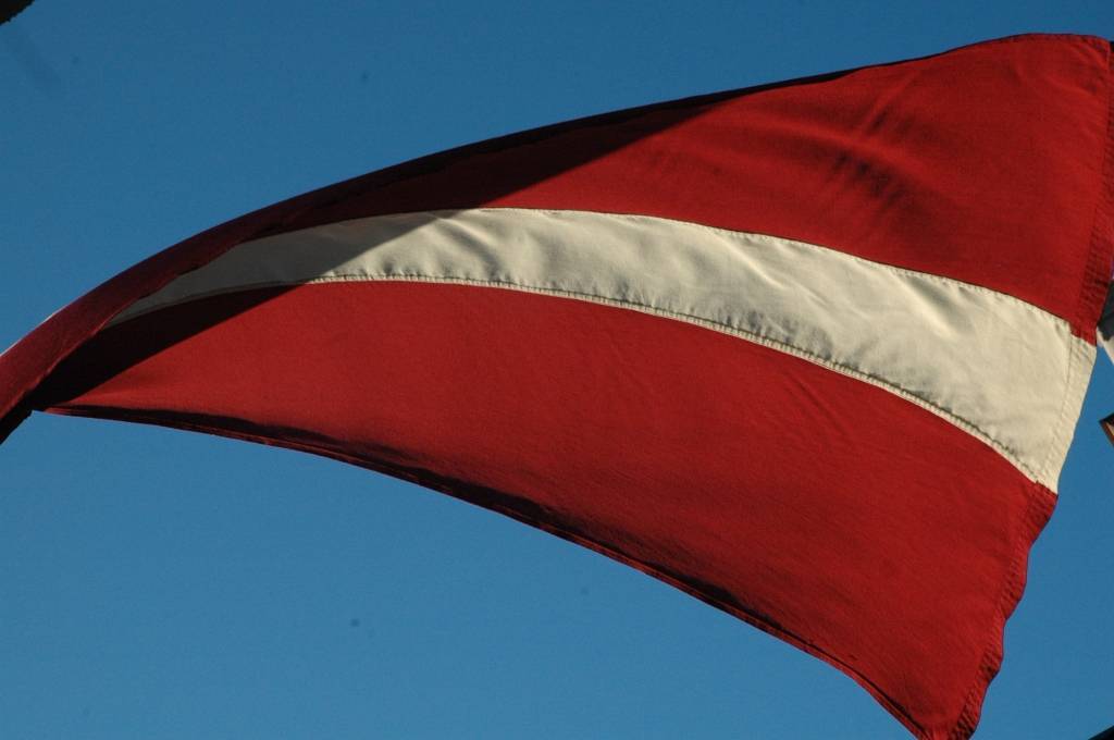 Darbu sāk vēlēšanu iecirkņi