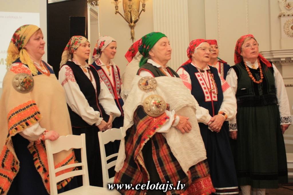 Rucavas sievas saņem atzinības balvu "Latviskais mantojums" un cer uz "nākamās domes saprātu"