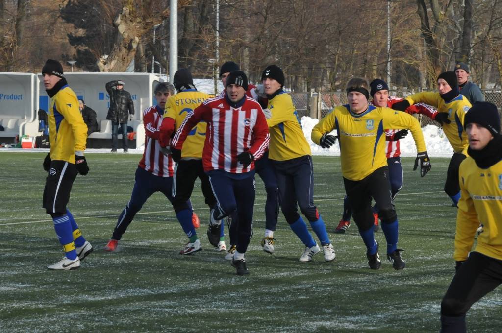 FOTO: "Liepājas metalurgs" septiņu grādu salā nospēlē neizšķirti ar "Atlantas"