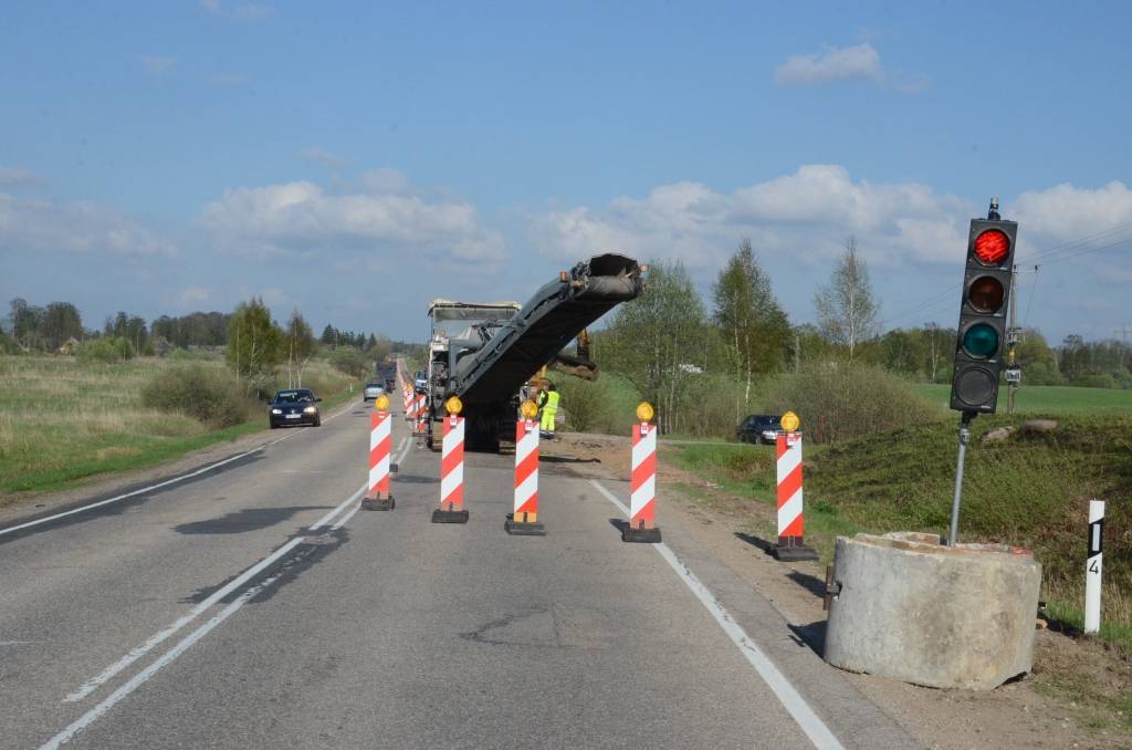 FOTO: Maina asfaltu uz Rīgas-Liepājas šosejas