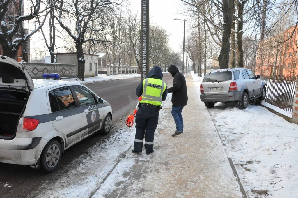 Džips ietriecas žogā