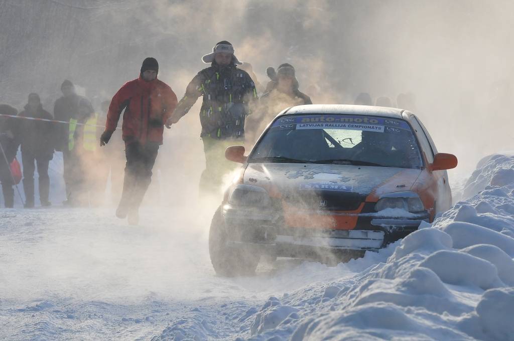 Sniega trūkums ievieš korekcijas autosporta ziemas sezonā