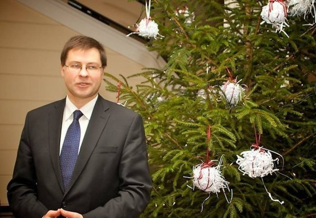 Dombrovskis norāda uz nogurdinošās fiskālās konsolidācijas pabeigšanu un aicina piedalīties referendumā par valodu