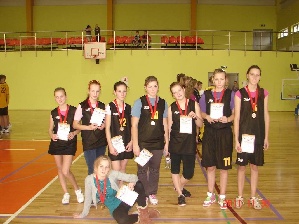 Aizputes novada skolas spēkojas basketbolā