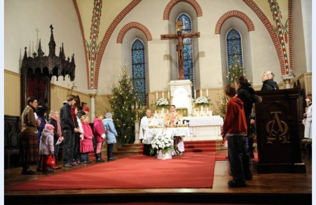 Kristīgā pasaule svin Pirmos Ziemassvētkus