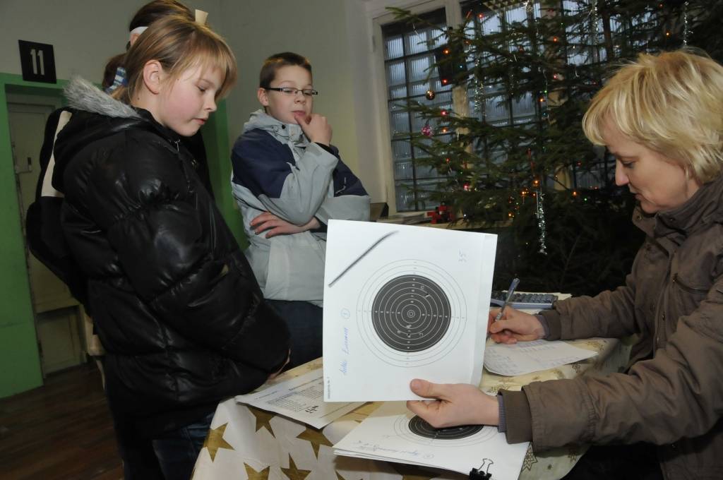 FOTO: Aizputes novada ložu šāvēji sacenšas Ziemassvētku eglītes sacensībās un sumina labākos