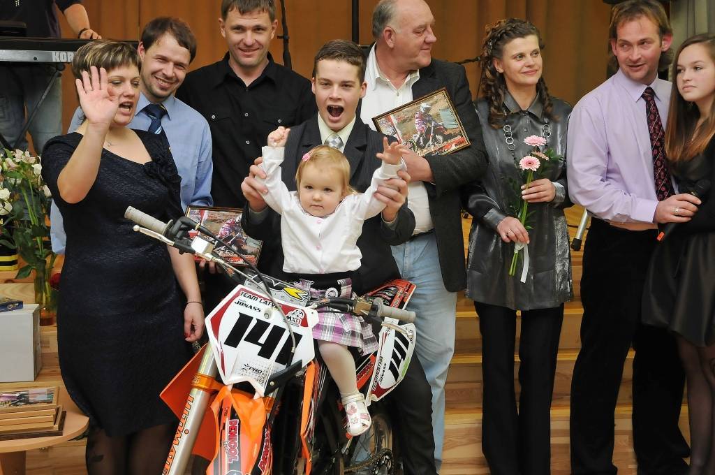 FOTO: Motokrosists Pauls Jonass Kalvenē sarīko Čempionu ballīti