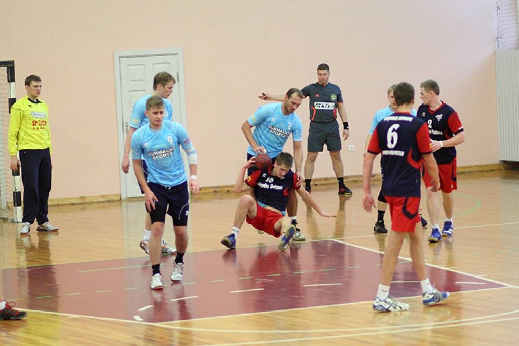 FOTO: "Vaiņodes" handbolisti pārliecinoši uzvar "Jūrmalas sportu", pirmo apli noslēdz ceturtajā vietā